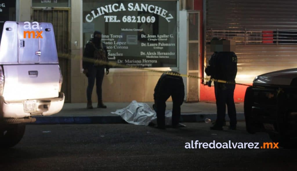 ABANDONAN A BALEADO FRENTE A CLíNICA, MUERE EN BANQUETA