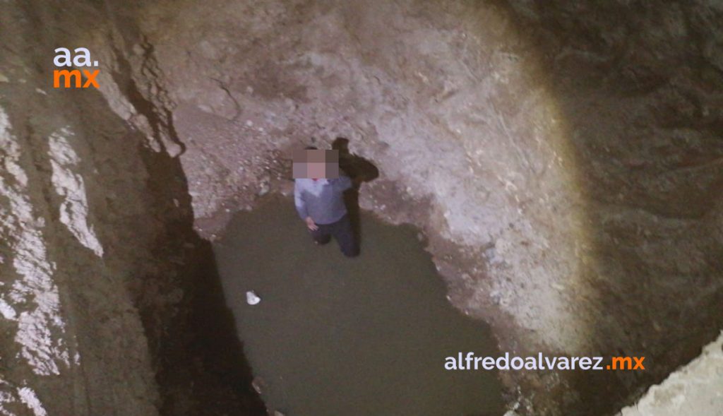 MOTOCICLISTA CIRCULA SIN LUCES Y CAE A EXCAVACIóN