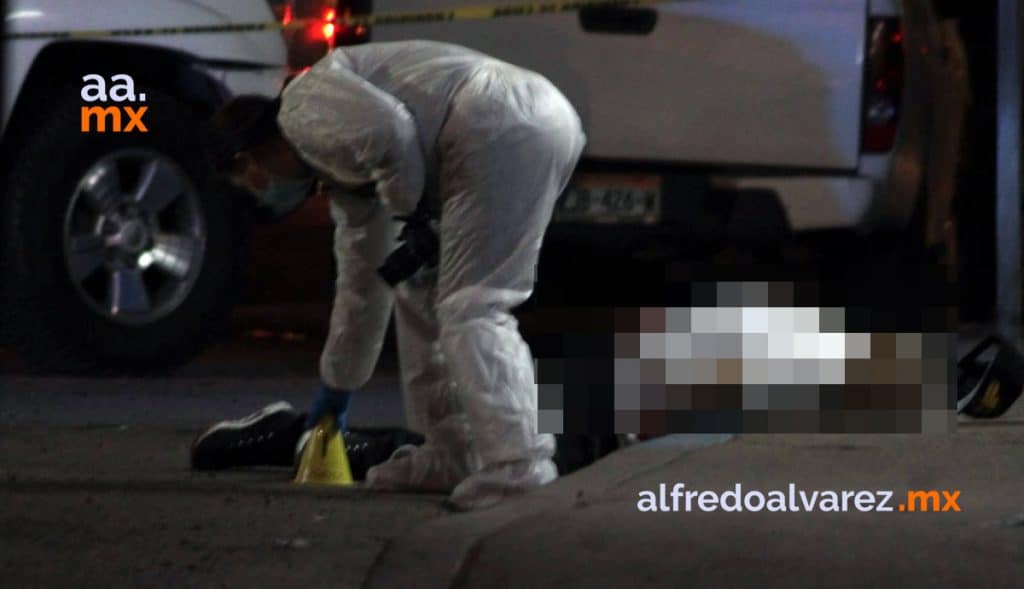 ABANDONAN A BALEADO FRENTE A CLíNICA, MUERE EN BANQUETA