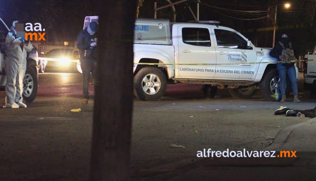 ABANDONAN A BALEADO FRENTE A CLíNICA, MUERE EN BANQUETA