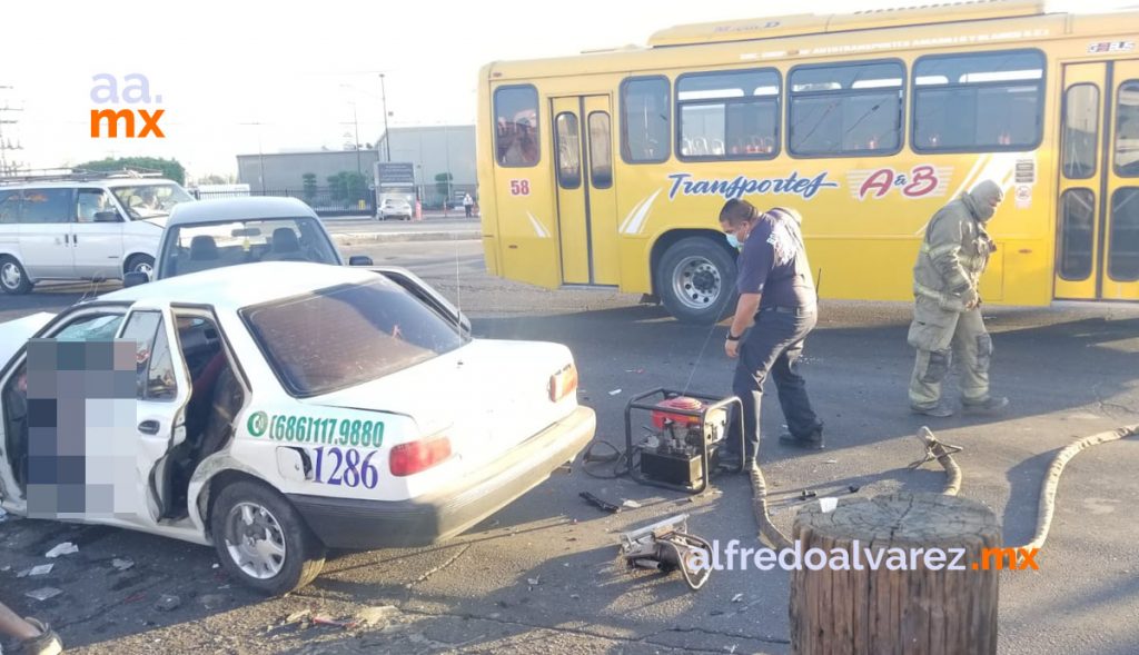 MUERE TAXISTA TRAS CARAMBOLA; PASAJEROS RESULTAN HERIDOS