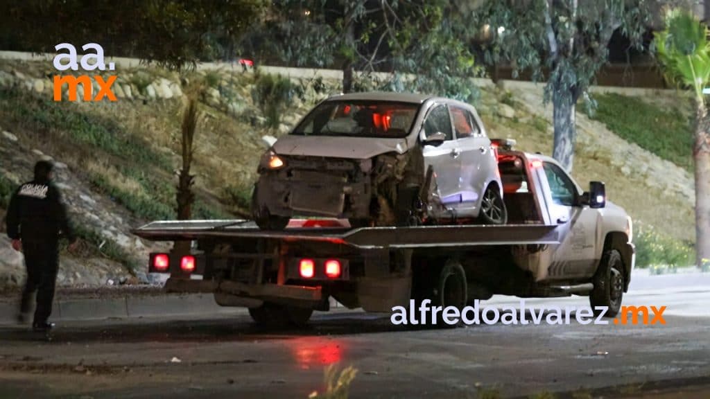 PAREJA SE IMPACTA CONTRA UNA PALMA EN LA VíA RáPIDA
