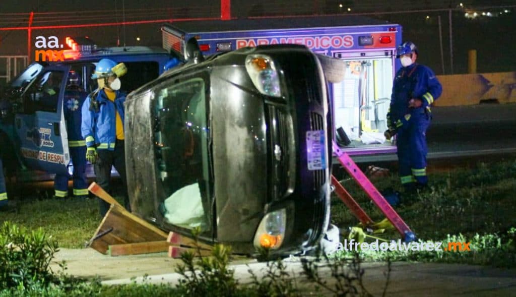 PIERDE EL CONTROL DE SU AUTO Y VUELCA