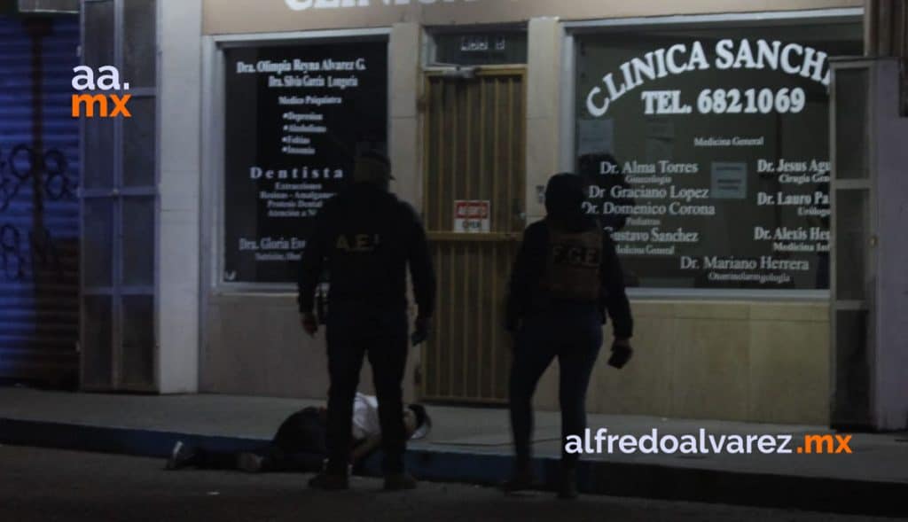 ABANDONAN A BALEADO FRENTE A CLíNICA, MUERE EN BANQUETA