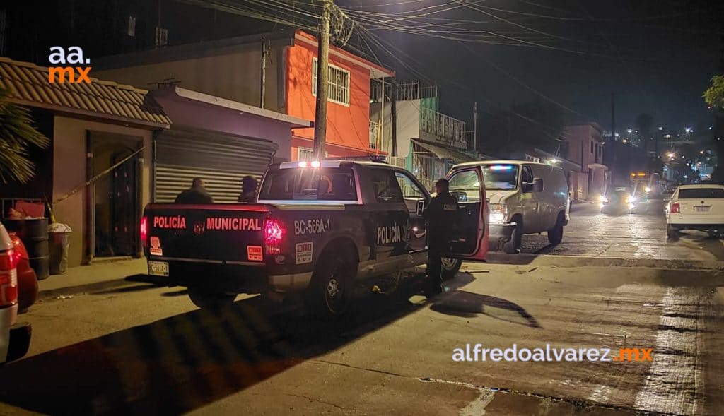 HALLA A SU HERMANO ASESINADO EN LA SALA