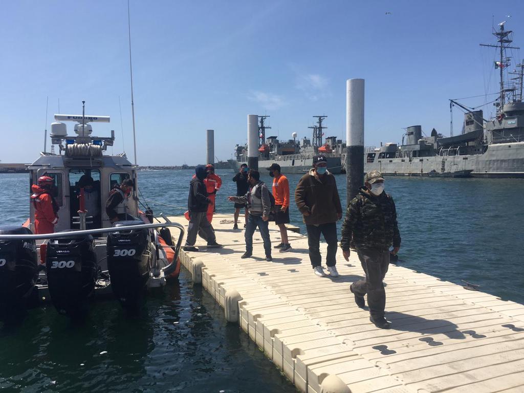 RESCATAN A 13 PERSONAS DE EMBARCACIóN A LA DERIVA