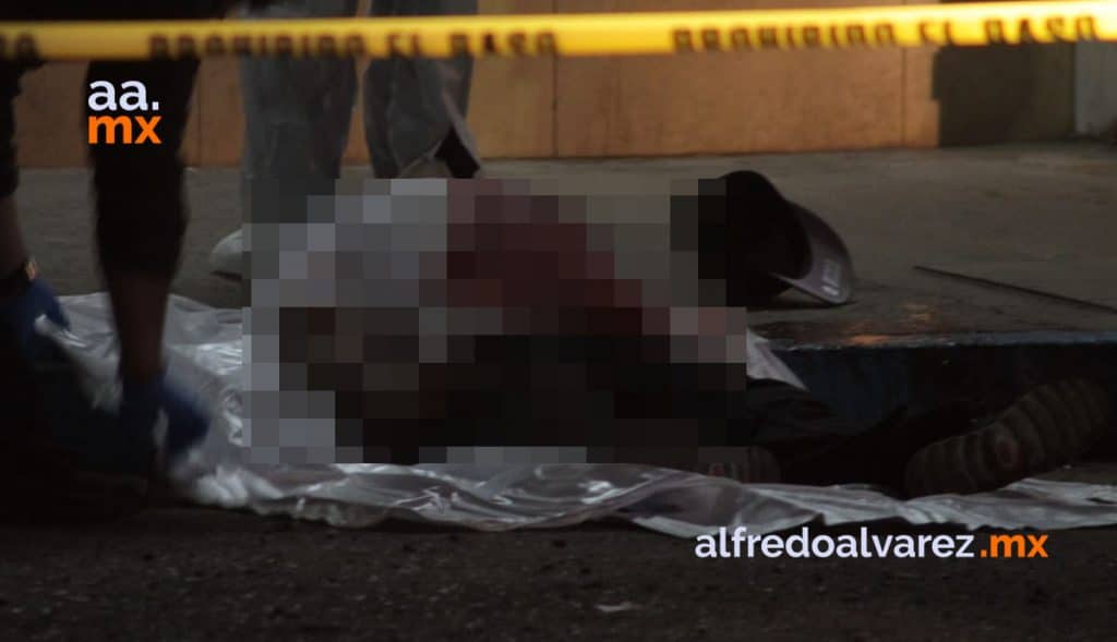 ABANDONAN A BALEADO FRENTE A CLíNICA, MUERE EN BANQUETA