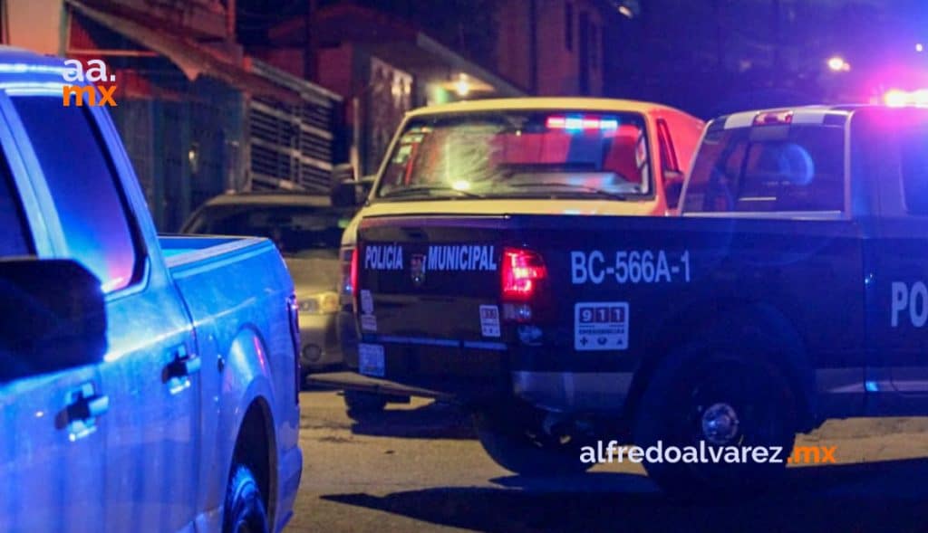 HALLA A SU HERMANO ASESINADO EN LA SALA