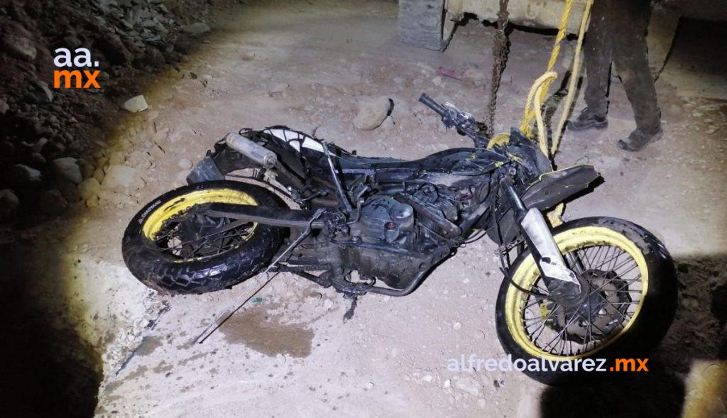 MOTOCICLISTA CIRCULA SIN LUCES Y CAE A EXCAVACIóN
