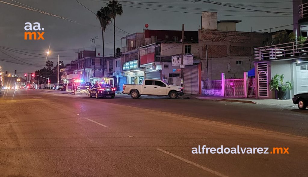 ABANDONAN A BALEADO FRENTE A CLíNICA, MUERE EN BANQUETA