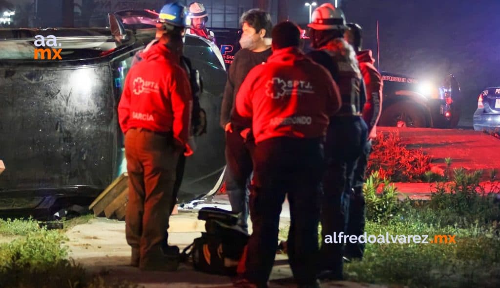 PIERDE EL CONTROL DE SU AUTO Y VUELCA