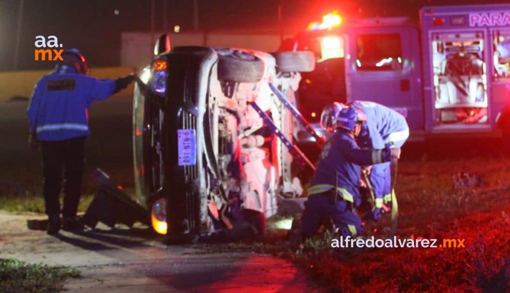 PIERDE EL CONTROL DE SU AUTO Y VUELCA