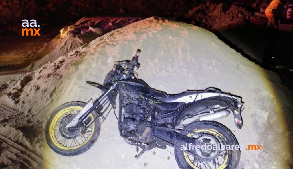 MOTOCICLISTA CIRCULA SIN LUCES Y CAE A EXCAVACIóN
