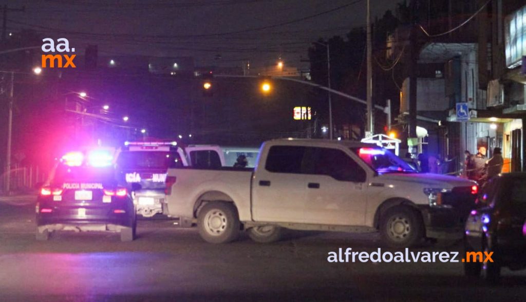 ABANDONAN A BALEADO FRENTE A CLíNICA, MUERE EN BANQUETA