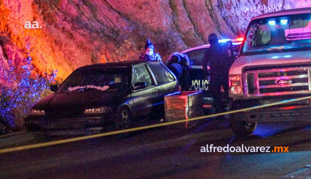 HALLA A SU HIJO 'ENCAJUELADO'