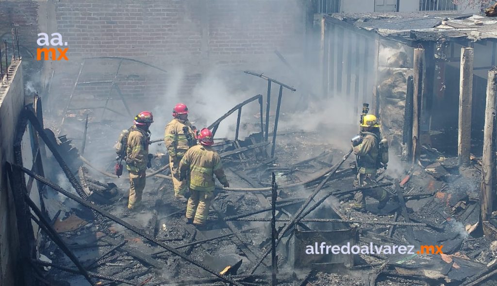 FUEGO CONSUME VIVIENDA DE MADERA FUEGO CONSUME VIVIENDA DE MADERA