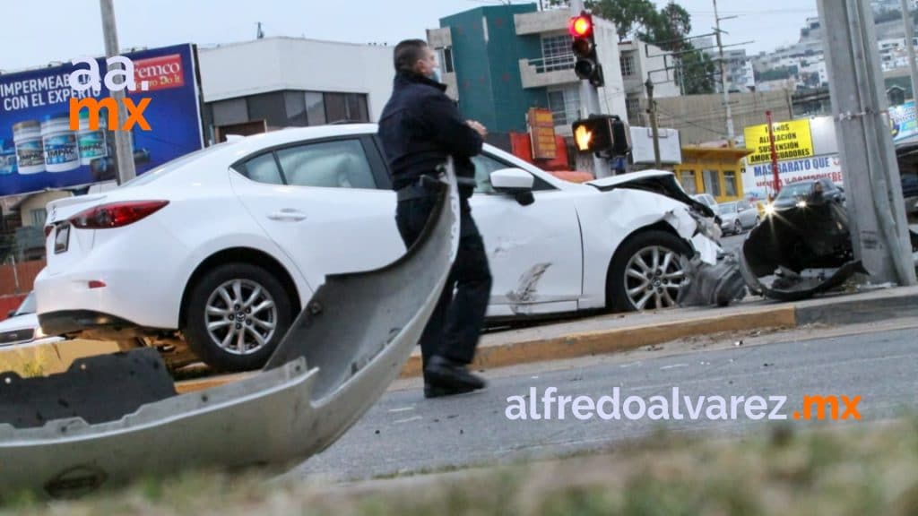 EBRIO SE PASA LUZ ROJA Y PROVOCA CHOQUE MúLTIPLE
