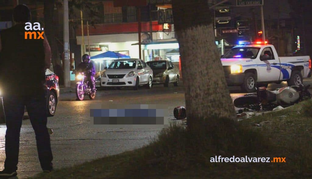 FALLECE MOTOCICLISTA TRAS IMPACTARSE CONTRA PALMERA