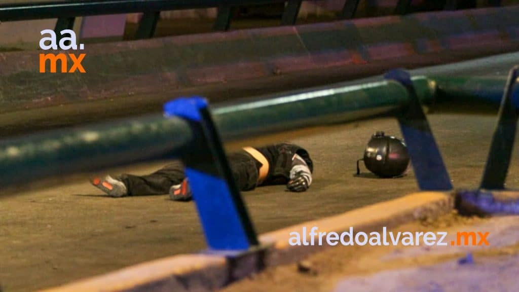 POLICíA REPELE AGRESIóN DE MOTOCICLISTA Y LO MATA