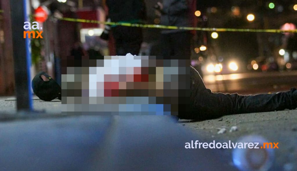 ABANDONAN A BALEADO FRENTE A CLíNICA, MUERE EN BANQUETA