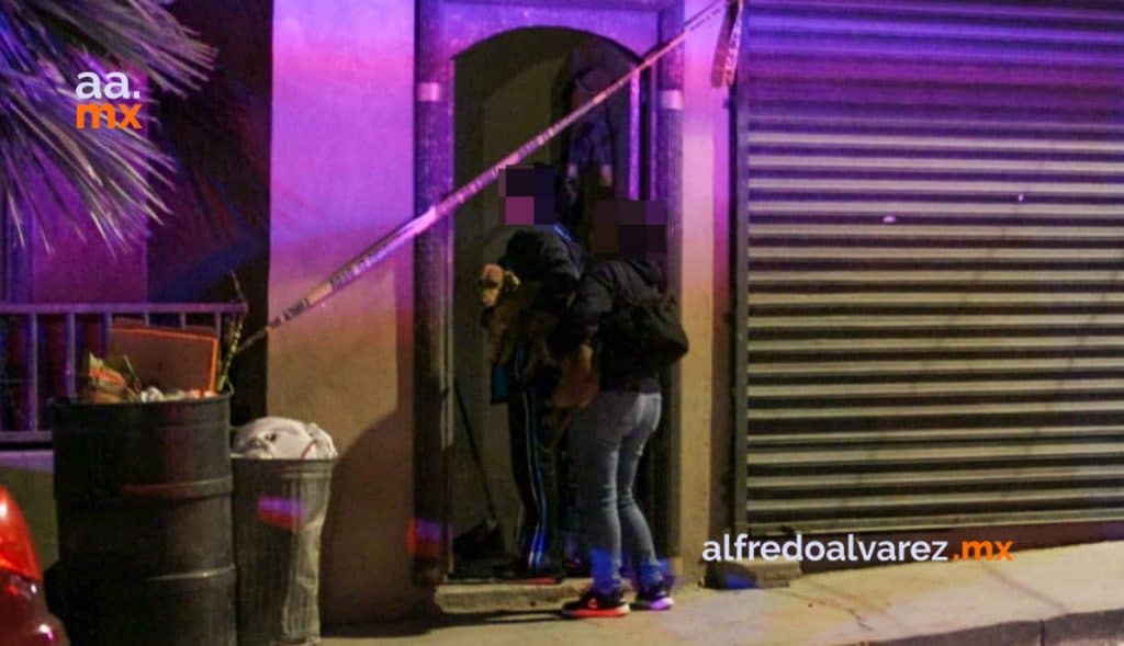 HALLA A SU HERMANO ASESINADO EN LA SALA