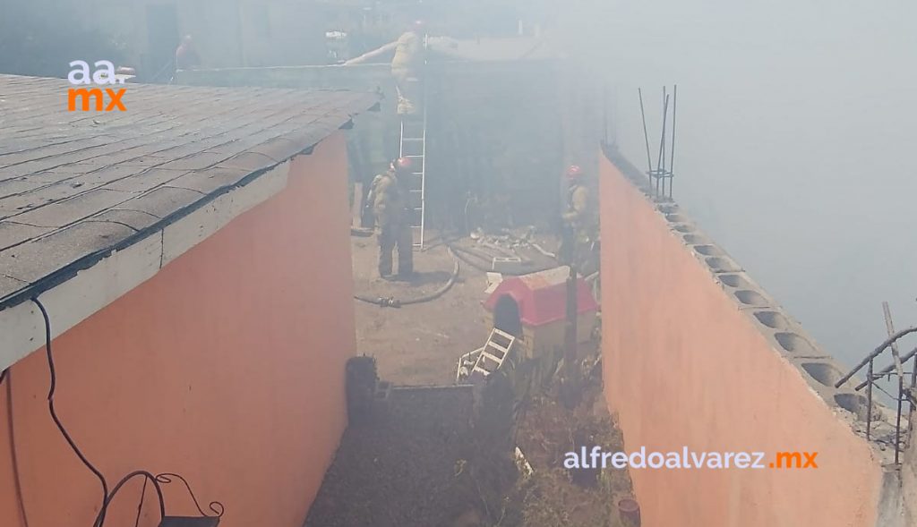 FUEGO CONSUME VIVIENDA DE MADERA FUEGO CONSUME VIVIENDA DE MADERA