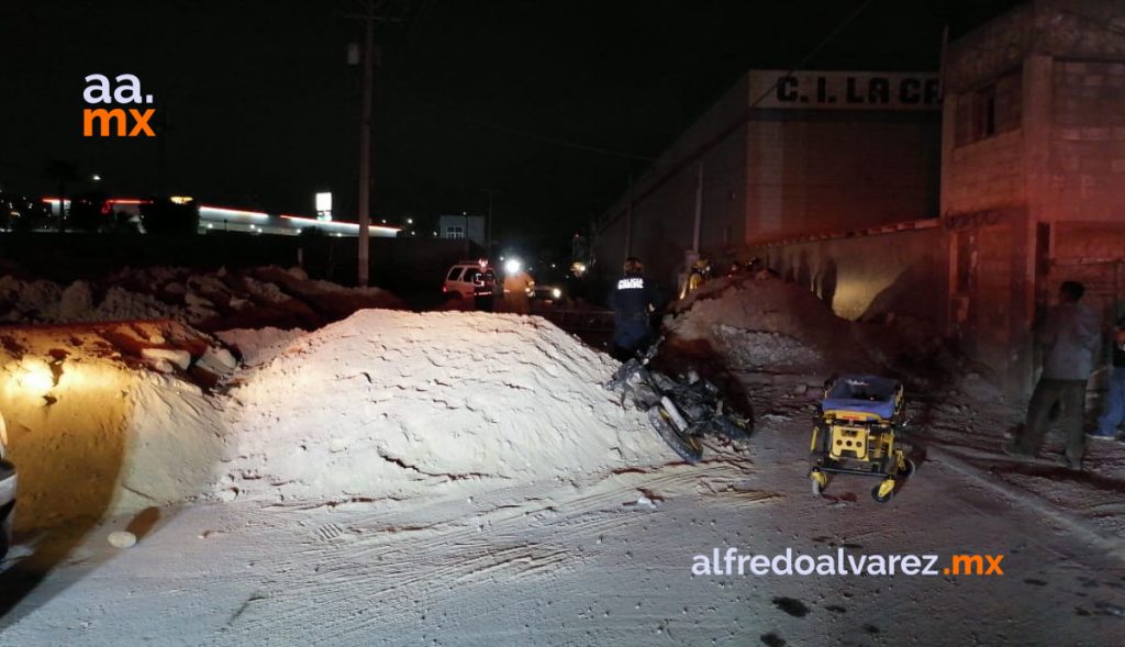 MOTOCICLISTA CIRCULA SIN LUCES Y CAE A EXCAVACIóN