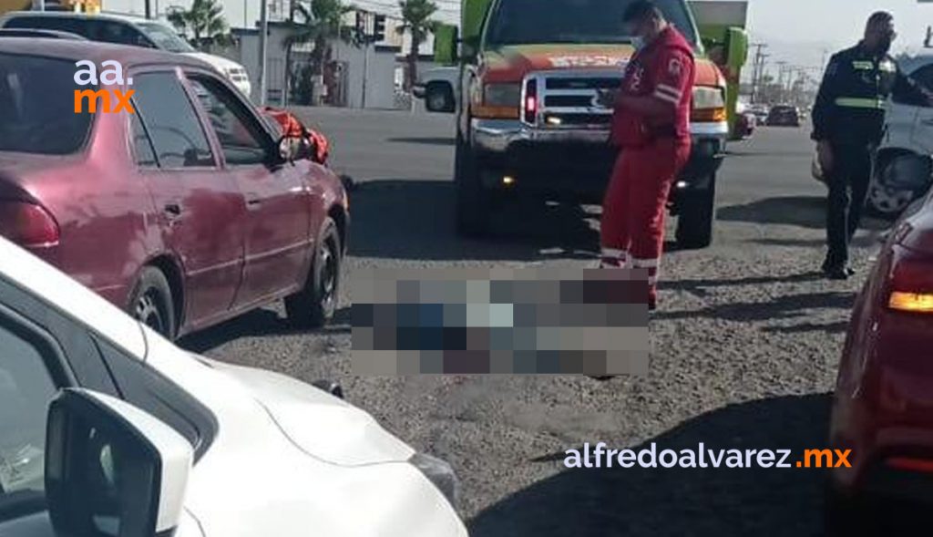 AUTOMOVILISTAS CHOCAN Y ATROPELLAN A PEATóN