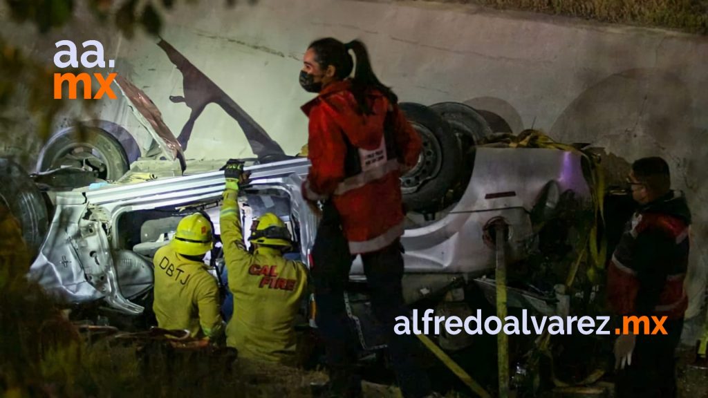 VOLCADURA DEJA DOS MUERTOS; CAYERON A UN DESNIVEL