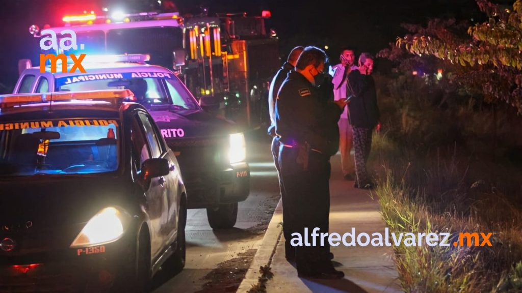 VOLCADURA DEJA DOS MUERTOS; CAYERON A UN DESNIVEL