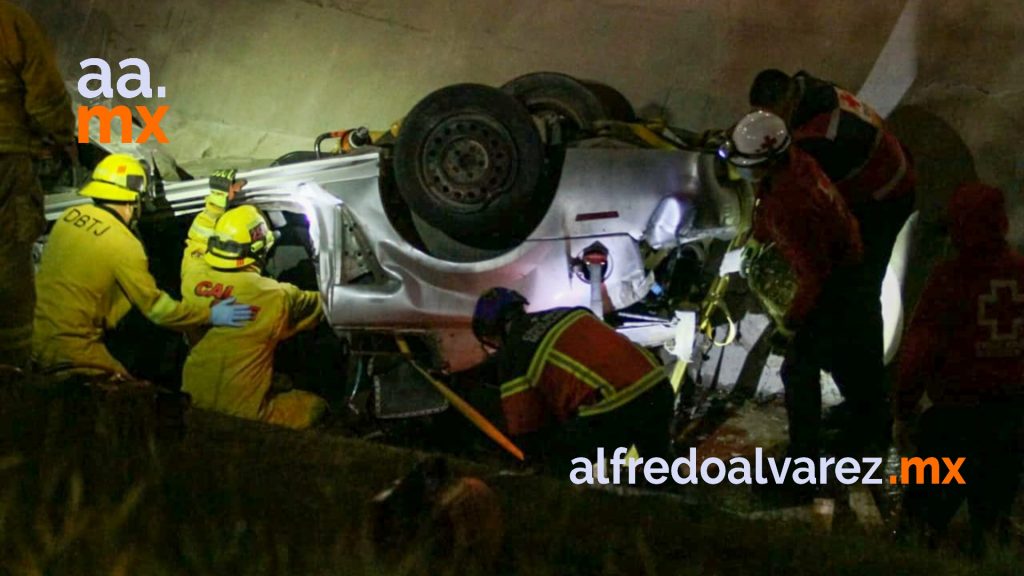 VOLCADURA DEJA DOS MUERTOS; CAYERON A UN DESNIVEL