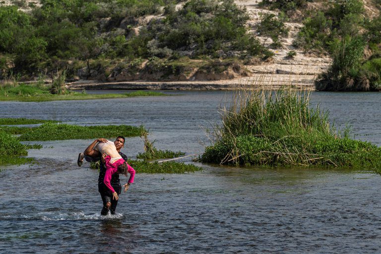 FOTOS: MIGRANTE CARGA A ABUELITA PARA CRUZAR EL RíO BRAVO