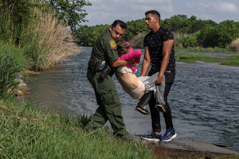 FOTOS: MIGRANTE CARGA A ABUELITA PARA CRUZAR EL RíO BRAVO