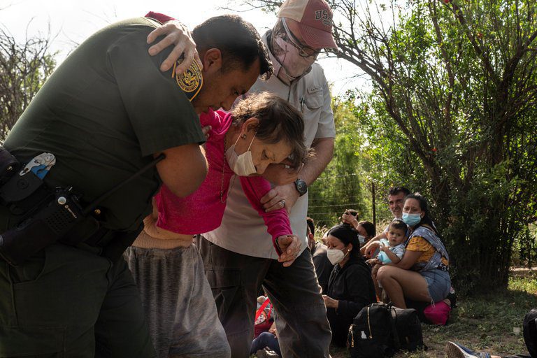 FOTOS: MIGRANTE CARGA A ABUELITA PARA CRUZAR EL RíO BRAVO