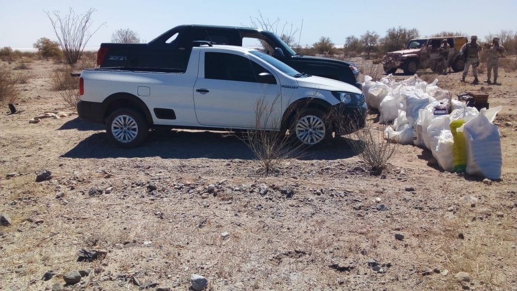 DECOMISAN UNA TONELADA DE 'CRISTAL' EN DOS PICK UP