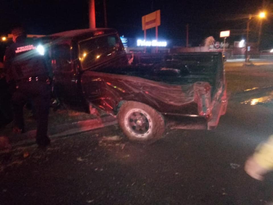 CHOCA CONTRA POSTE Y VUELCA EN LA MADRUGADA