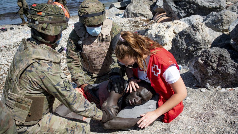 VOLUNTARIA DE CRUZ ROJA CONSUELA A MIGRANTE