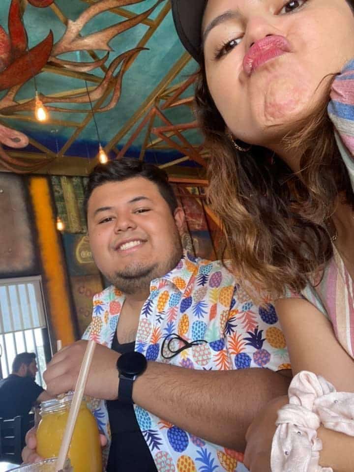 VA DE VIAJE CON SU AMIGO Y LA VIOLA