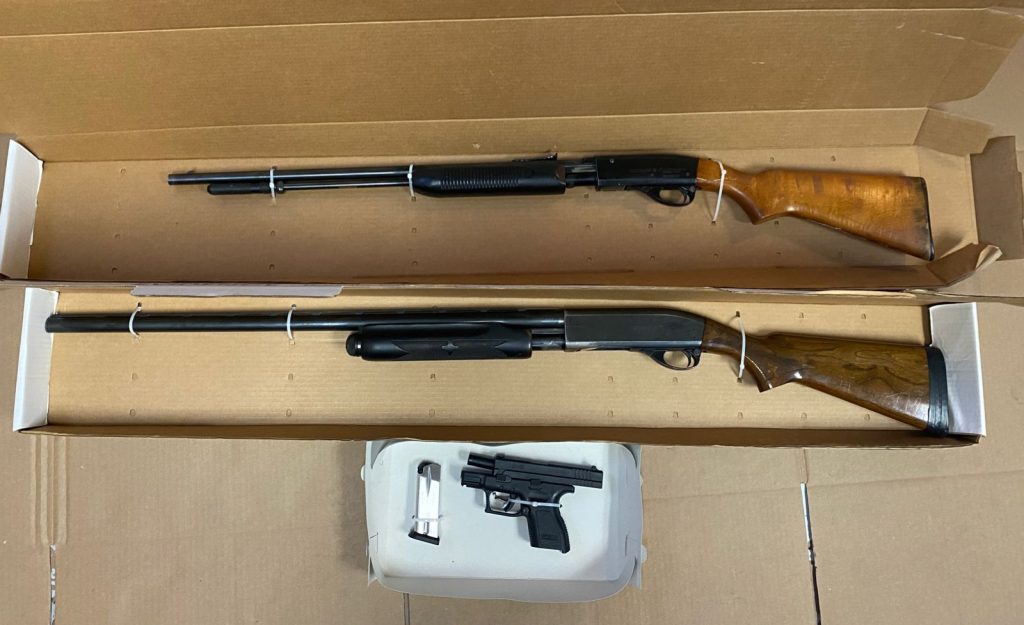 ESTABA AL ACECHO EN UN PUESTO DE BIRRIA, TRAíA VARIAS ARMAS