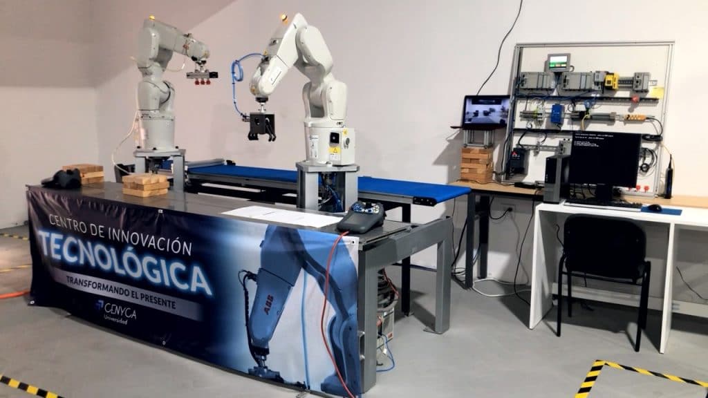 ALUMNOS DE INGENIERíA PRACTICAN CON ROBóTICA INDUSTRIAL