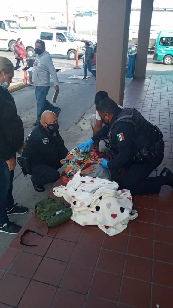 POLICíAS MUNICIPALES AUXILIAN A MUJER EN LABOR DE PARTO