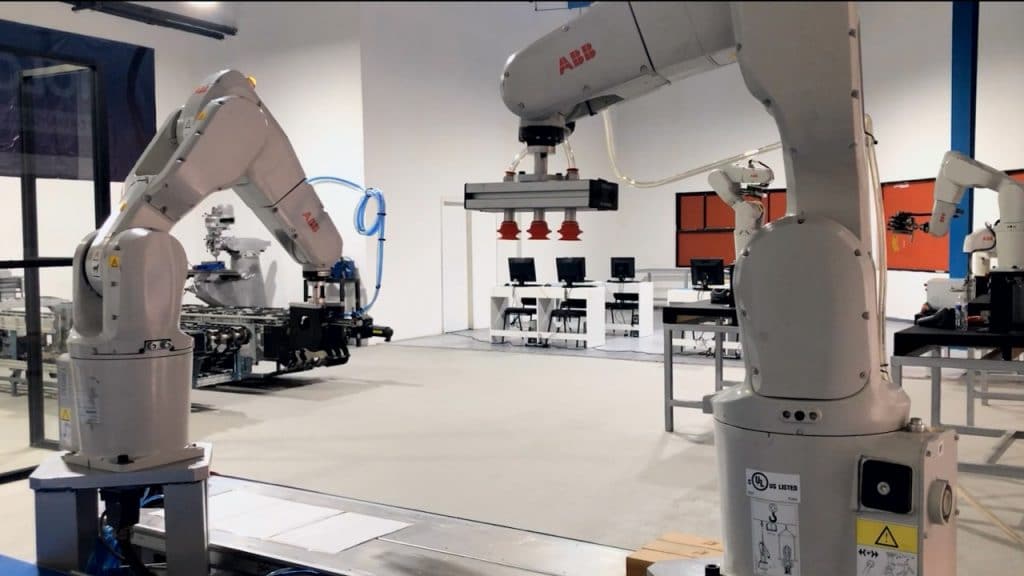 ALUMNOS DE INGENIERíA PRACTICAN CON ROBóTICA INDUSTRIAL