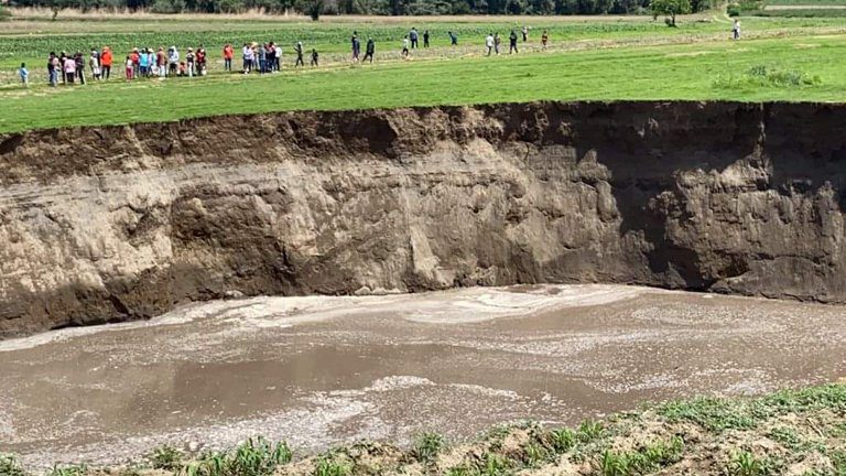 FOTOS: SOCAVóN GIGANTE SE FORMA EN CULTIVOS