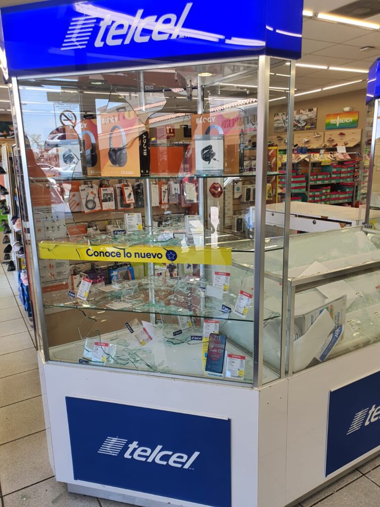 VESTIDOS DE BRIGADISTAS ASALTAN COPPEL VESTIDOS DE BRIGADISTAS ASALTAN COPPEL