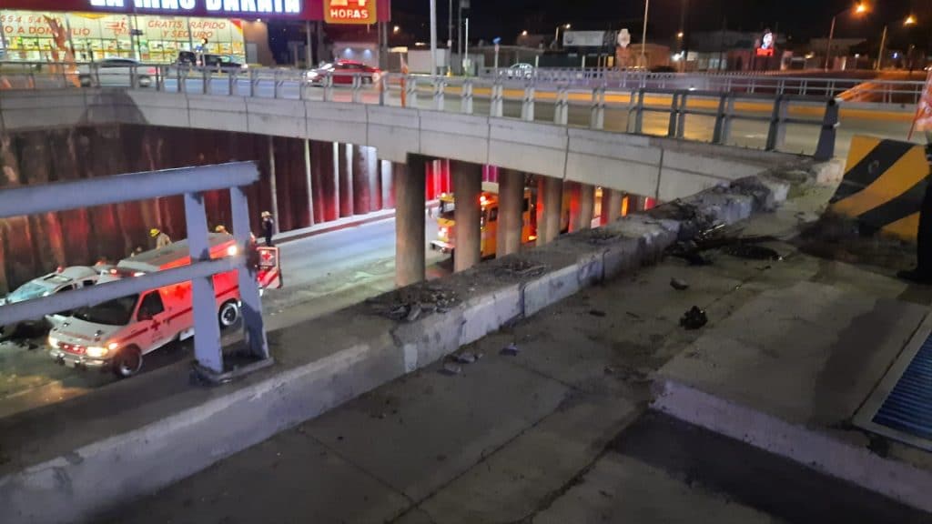 AUTO CAE DESDE PUENTE Y DEJA HERIDOS