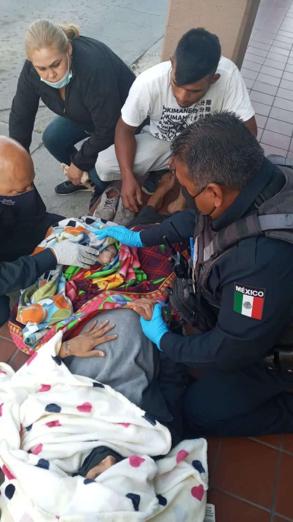 POLICíAS MUNICIPALES AUXILIAN A MUJER EN LABOR DE PARTO
