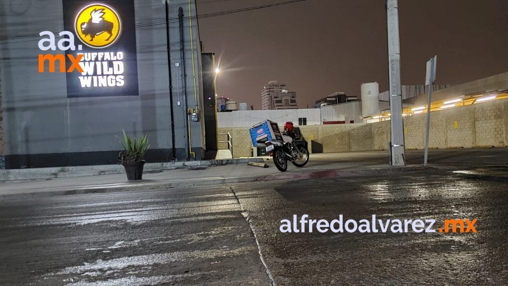REPARTIDOR SE ACCIDENTA AL DERRAPAR DEBIDO A LA GRASA TIRADA DE UN RESTAURANTE