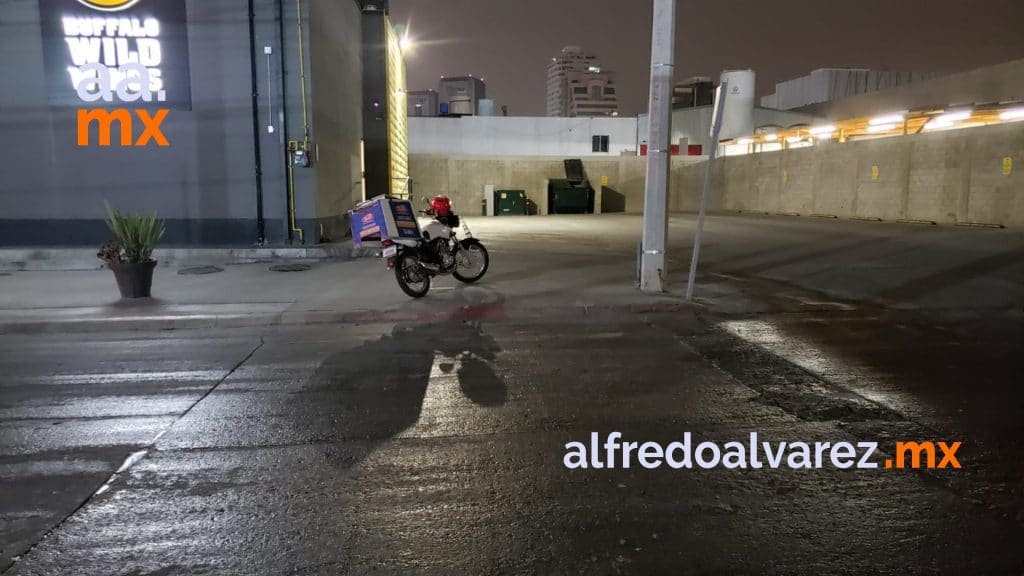 REPARTIDOR SE ACCIDENTA AL DERRAPAR DEBIDO A LA GRASA TIRADA DE UN RESTAURANTE