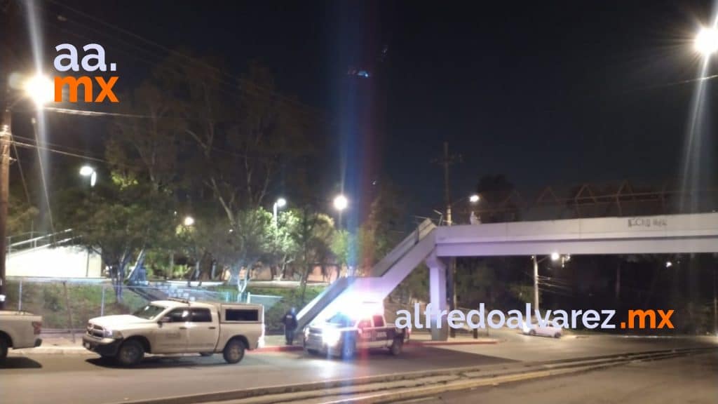DEJAN CABEZA HUMANA EN UN PUENTE PEATONAL