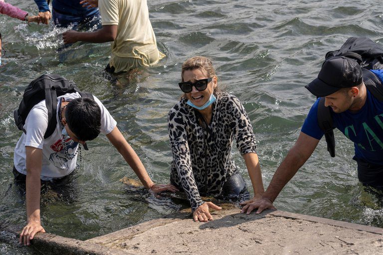 FOTOS: MIGRANTE CARGA A ABUELITA PARA CRUZAR EL RíO BRAVO